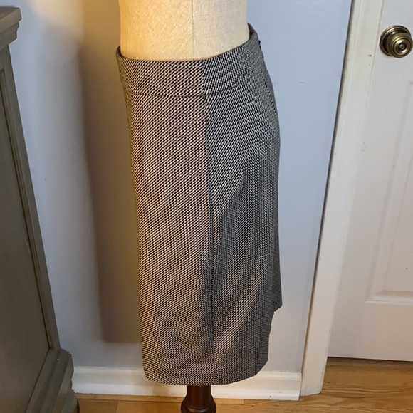 Ann Taylor size 6 pencil skirt - Picture 2 of 6
